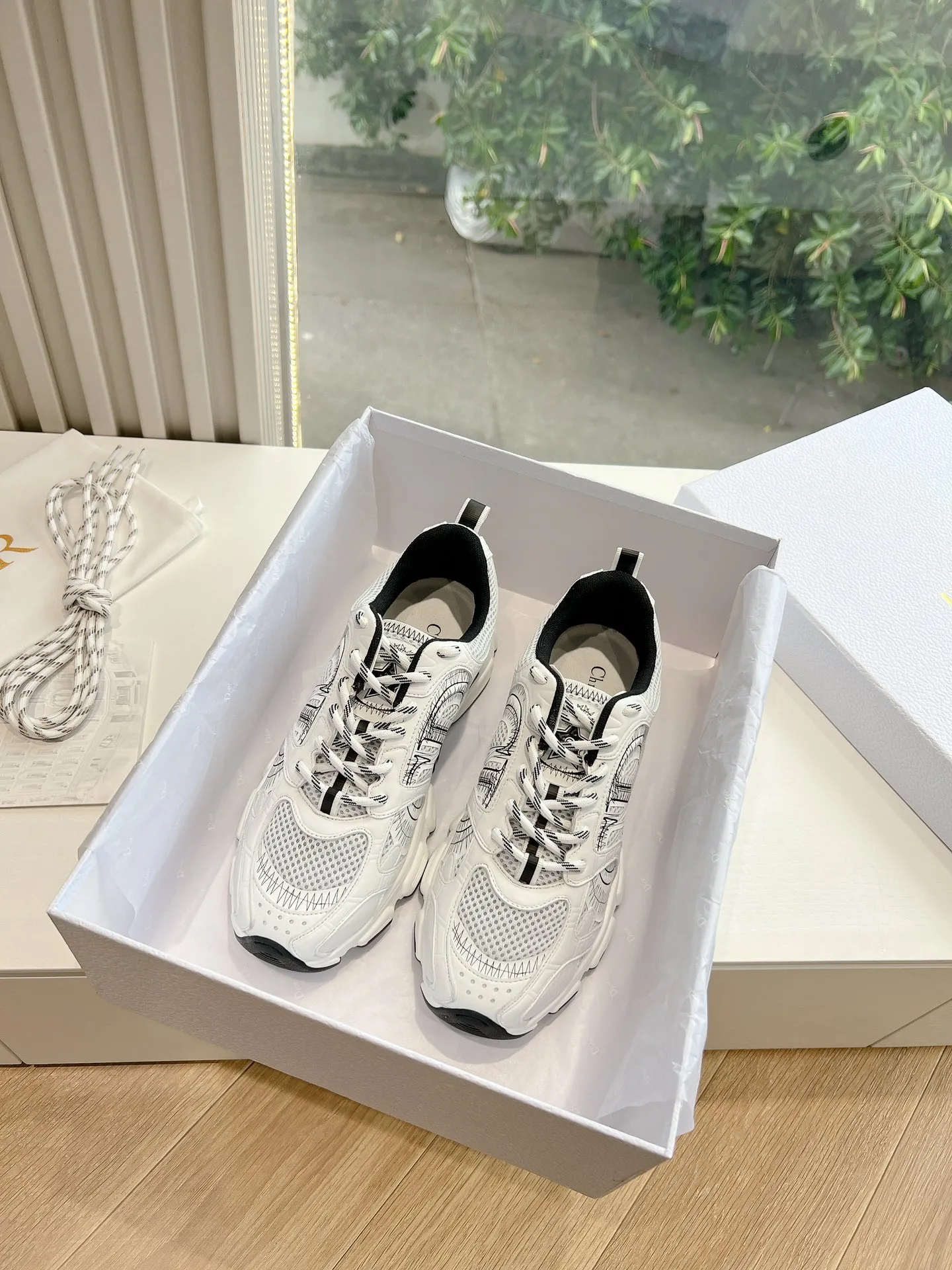 👟👟Ex-factory price 640👟👟 (Top version) Dior Chrono series sports shoes Purchased and developed in Taikoo Hui for RMB 18,200. This Dior chrono sports shoe continues the timeless silhouette and is carefully made of mesh, so it will be particularly comfortable on the feet. It is decorated with CD special craftsmanship logo to enhance the style. The lightweight style is matched with the "Christian Dior" logo thin sole, suitable for all seasons, and can be matched with all kinds of casual looks to add a finishing touch. Classic and super durable. Upper: cowhide stitching. Original molded outsole. Size: 35-41. Full set of counter synchronized gift box 💝 packaging